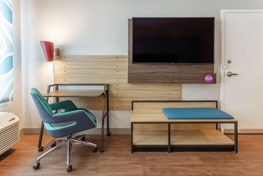 King Room with Bath Tub - Mobility and Hearing Access